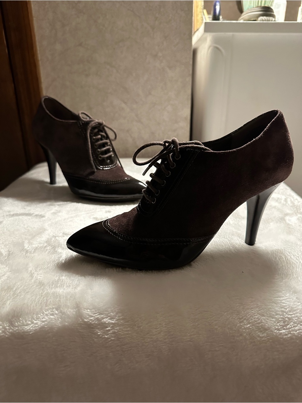 Charles David Dark Brown Suede & Patent Lace-Up Heels - size 7